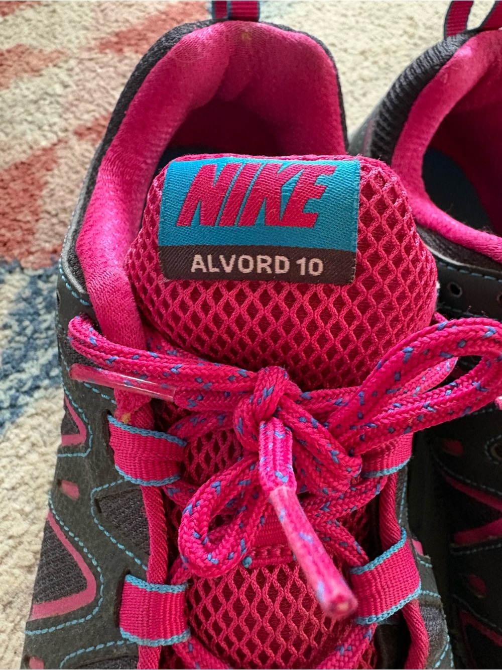 Nike Women's Alvord 10 Trail Runners in Gray and Pink - Picture 2 of 4
